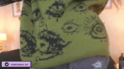 Snapshot of veesimons_dh chatting on April 4, 7:22 pm Vee Simons online show from April 4, 7:22 pm