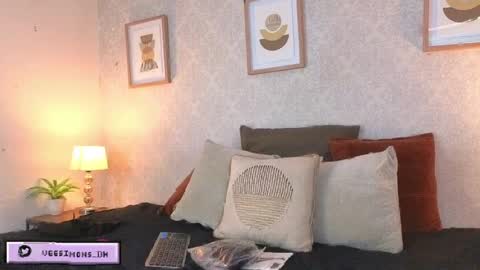 Snapshot of veesimons_dh chatting on April 8, 7:47 pm Vee Simons online show from April 8, 7:47 pm