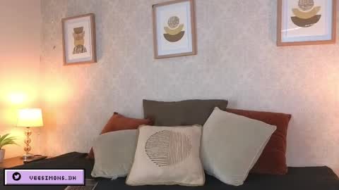 Snapshot of veesimons_dh chatting on April 20, 7:37 pm Vee Simons online show from April 20, 7:37 pm