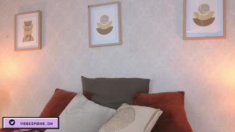 Snapshot of veesimons_dh chatting on April 24, 7:49 pm Vee Simons online show from April 24, 7:49 pm