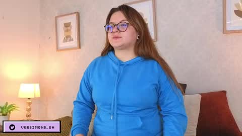 Snapshot of veesimons_dh chatting on April 28, 7:52 pm Vee Simons online show from April 28, 7:52 pm