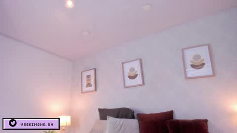 Snapshot of veesimons_dh chatting on April 30, 7:42 pm Vee Simons online show from April 30, 7:42 pm