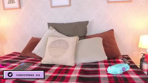 Snapshot of veesimons_dh chatting on May 7, 7:41 pm Vee Simons online show from May 7, 7:41 pm