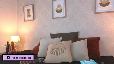 Snapshot of veesimons_dh chatting on May 11, 8:06 pm Vee Simons online show from May 11, 8:06 pm
