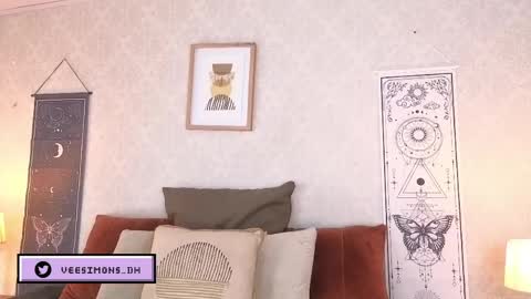 Snapshot of veesimons_dh chatting on May 22, 8:47 pm Vee Simons online show from May 22, 8:47 pm