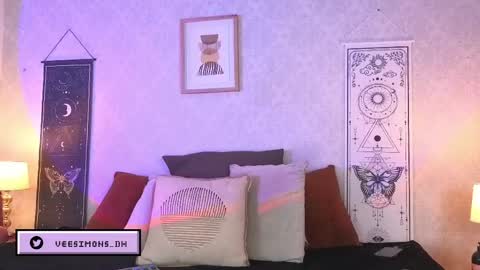 Snapshot of veesimons_dh chatting on May 25, 8:04 pm Vee Simons online show from May 25, 8:04 pm