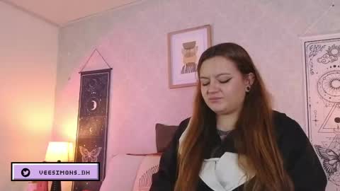 Snapshot of veesimons_dh chatting on May 27, 8:39 pm Vee Simons online show from May 27, 8:39 pm
