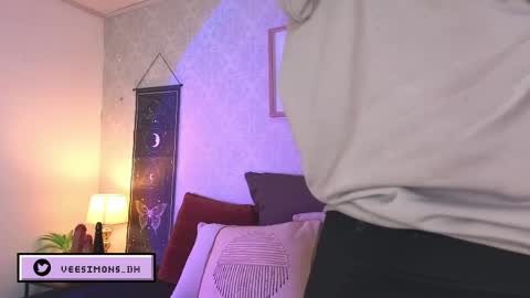 Snapshot of veesimons_dh chatting on May 29, 7:45 pm Vee Simons online show from May 29, 7:45 pm