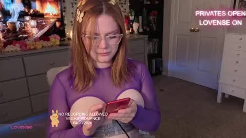 Snapshot of vegas_romance chatting on April 21, 3:35 am vegas_romance online show from April 21, 3:35 am