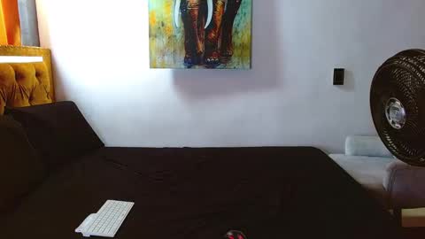 velk_hot1 online show from March 18, 3:59 pm