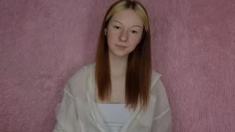 Snapshot of velunee chatting on May 8, 4:34 pm Sophie online show from May 8, 4:34 pm