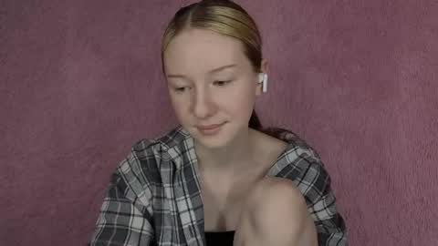 Snapshot of velunee chatting on May 12, 7:33 pm Sophie online show from May 12, 7:33 pm