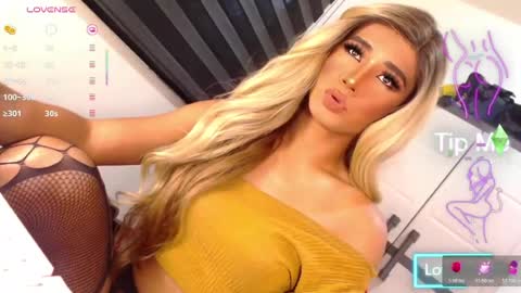 Snapshot of velvet_fux chatting on March 27, 3:34 am Richy will make you fall in love online show from March 27, 3:34 am