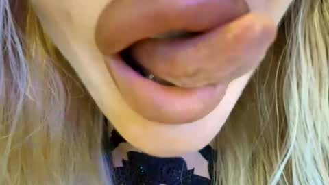 Snapshot of velvet_kissx chatting on May 12, 11:02 pm Uma online show from May 12, 11:02 pm