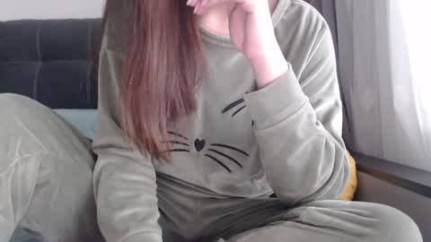 velvetmoon123 online show from April 16, 6:47 am