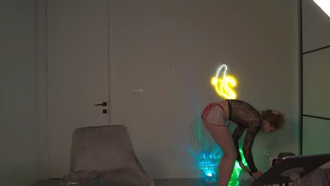 VelvetTGirl online show from April 9, 6:30 am