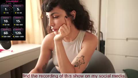 Snapshot of venus_in_jeans chatting on June 18, 11:14 am Bella online show from June 18, 11:14 am