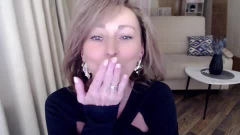 Snapshot of veronicagilbert chatting on January 17, 5:00 am Helen online show from January 17, 5:00 am