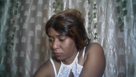 Snapshot of verronique1511 chatting on May 18, 4:07 am verronique1511 online show from May 18, 4:07 am