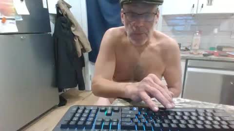 Snapshot of verysmallpeni chatting on December 23, 9:49 am verysmallpeni online show from December 23, 9:49 am