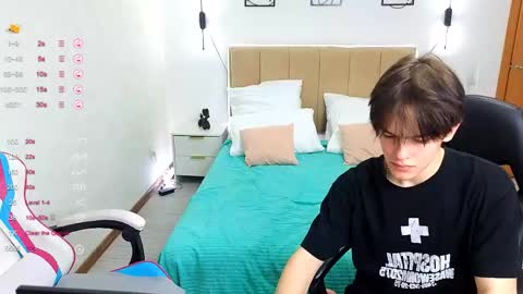 vibetwinkle online show from May 10, 9:14 am