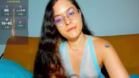 Snapshot of vicky_cristinax chatting on April 4, 10:29 pm Vicky online show from April 4, 10:29 pm