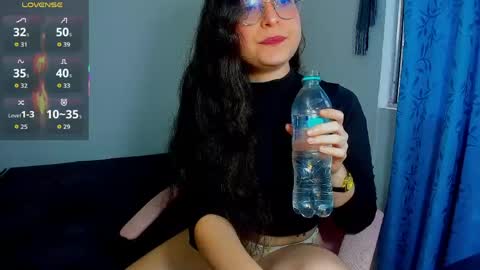 Snapshot of vicky_cristinax chatting on May 27, 10:40 pm Vicky online show from May 27, 10:40 pm