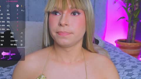 Snapshot of vicky_hot_x chatting on December 12, 7:04 pm        online show from December 12, 7:04 pm