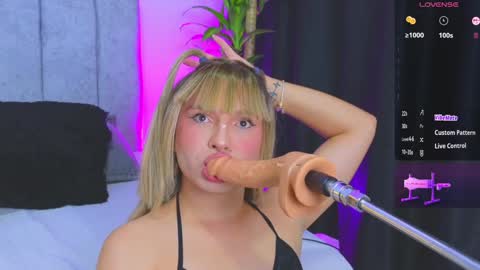 Snapshot of vicky_hot_x chatting on December 20, 2:52 am        online show from December 20, 2:52 am
