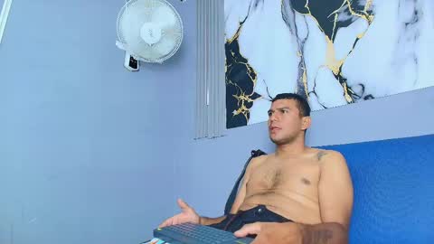 Snapshot of victor_guns chatting on May 27, 8:50 pm Victor online show from May 27, 8:50 pm
