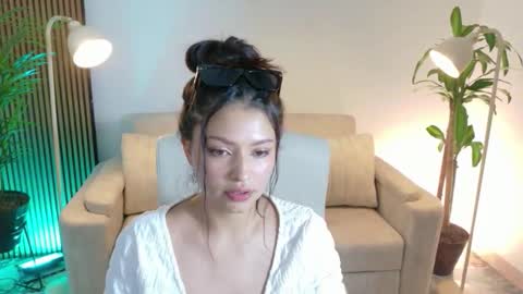 Snapshot of victoria___moon chatting on January 5, 5:27 pm victoria online show from January 5, 5:27 pm