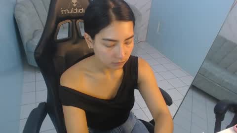 Snapshot of victoria_hernandez_t chatting on April 25, 1:41 pm Victoria online show from April 25, 1:41 pm
