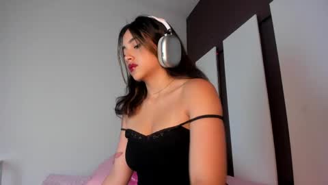 Snapshot of victoriaa2_doll chatting on May 30, 2:03 pm victoriaa2_doll online show from May 30, 2:03 pm