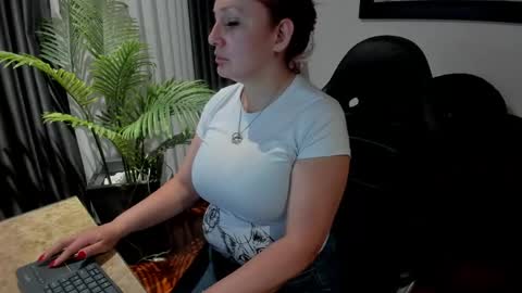 Snapshot of victoriapaker chatting on May 2, 11:26 am victoriapaker online show from May 2, 11:26 am