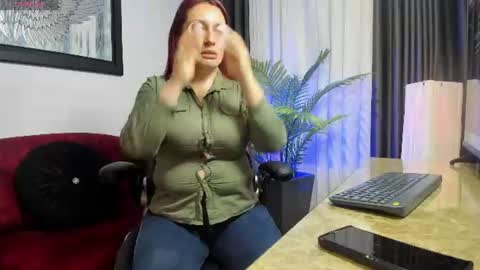 Snapshot of victoriapaker chatting on June 12, 11:42 am victoriapaker online show from June 12, 11:42 am