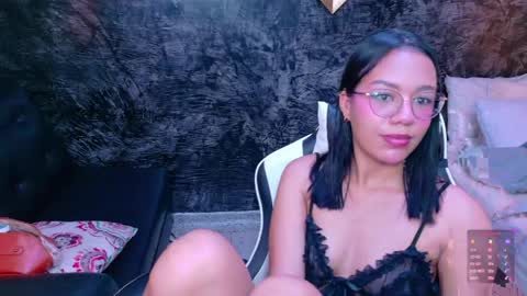 Violet online show from May 5, 9:45 pm