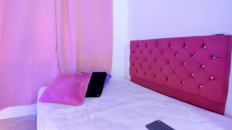 Snapshot of viiolett_lee_ chatting on May 8, 8:58 pm Violet online show from May 8, 8:58 pm