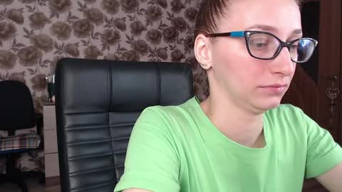 Snapshot of vikaericka chatting on December 7, 5:04 am Vika online show from December 7, 5:04 am