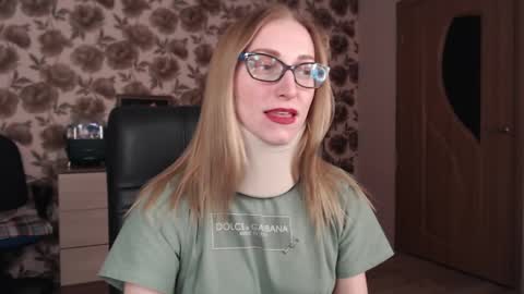 Snapshot of vikaericka chatting on February 13, 8:24 pm Vika online show from February 13, 8:24 pm