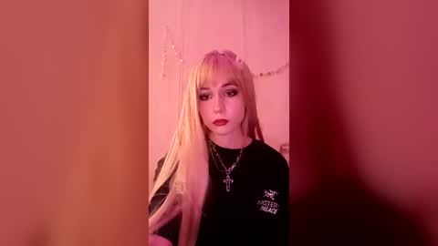Snapshot of vikki_l0ve chatting on July 16, 7:25 am vikki online show from July 16, 7:25 am