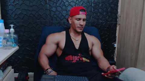 Snapshot of viktorherrera chatting on February 9, 8:57 pm Viktor Herrera online show from February 9, 8:57 pm