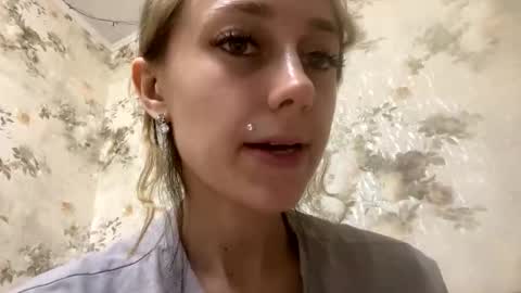 Snapshot of viktoria9898 chatting on May 15, 11:56 pm Sweett online show from May 15, 11:56 pm