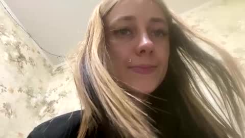 Snapshot of viktoria9898 chatting on June 2, 12:56 am Sweett online show from June 2, 12:56 am