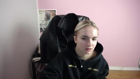 Snapshot of viktoria_lovely chatting on March 6, 9:17 am viktoria_lovely online show from March 6, 9:17 am