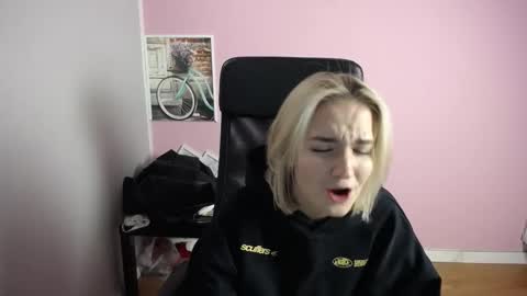 Snapshot of viktoria_lovely chatting on March 10, 3:17 pm viktoria_lovely online show from March 10, 3:17 pm