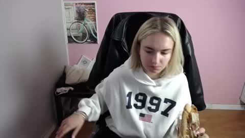 Snapshot of viktoria_lovely chatting on March 17, 7:33 am viktoria_lovely online show from March 17, 7:33 am