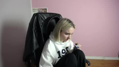 Snapshot of viktoria_lovely chatting on March 27, 8:20 am viktoria_lovely online show from March 27, 8:20 am