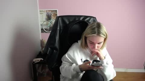 Snapshot of viktoria_lovely chatting on March 27, 8:26 am viktoria_lovely online show from March 27, 8:26 am