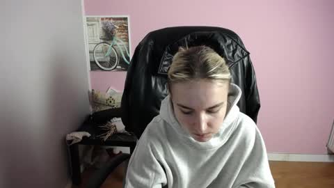 Snapshot of viktoria_lovely chatting on April 2, 7:17 am viktoria_lovely online show from April 2, 7:17 am