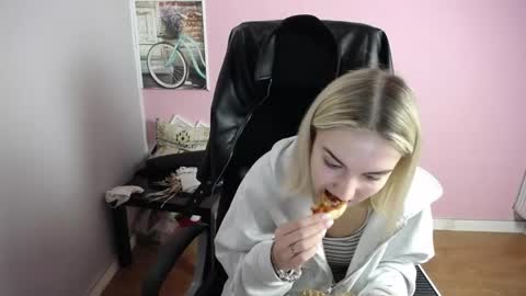 Snapshot of viktoria_lovely chatting on April 17, 7:00 am viktoria_lovely online show from April 17, 7:00 am